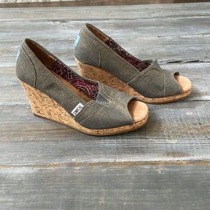 TOMS Wedge Sandals size 5 Gray/Gold/Cork